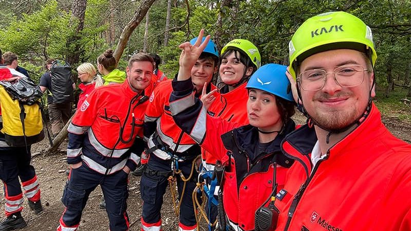 Kollegen aus dem Rettungsdienst bei einem Teamevent im Klettergarten.