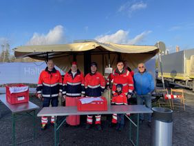 Das Team der Halterner Malteser mit dem Vorsitzenden der Halterner Tafel Ludwig Borger