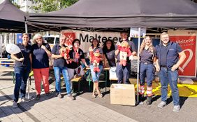 Engagiertes Team: Mit einem Rettungswagen und Mittmachstationen für Reanimation, Pflasterführerscheine und Rätselspaß boten die Hennefer Malteser in diesem Jahr den größten Stand beim Weltkindertag.