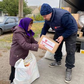 Lebensmittel werden von den Maltesern an Bedürftige verteilt.Foto: Malteser Ukraine