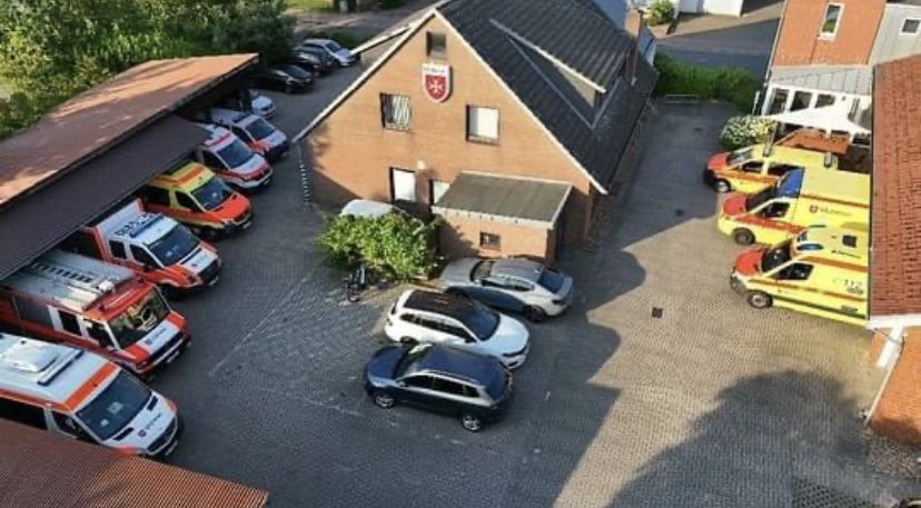 Malteser Einsatzfahrzeuge und Rettungswagen an der Rettungswache Wildeshausenaus der Vogelperspektive