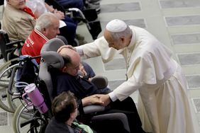 Papst Leo XIV segnet einen Trierer Pilger