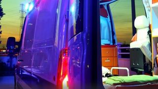 Ein hinten geöffneter Rettungswagen im Dämmerlicht