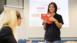 Frau in Malteserkleidung während einer Unterrichtseinheit