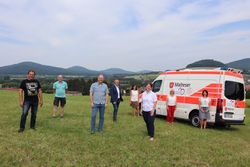 Zur Spendenübergabe im Sommer 2021 stelle Kristina Schmidt, Koordinatorin des Her-zenswunsch-Krankenwagen, den Unterstützern von Klaus-Jürgen Hohmann, den Dienst und das Fahrzeug vor. 