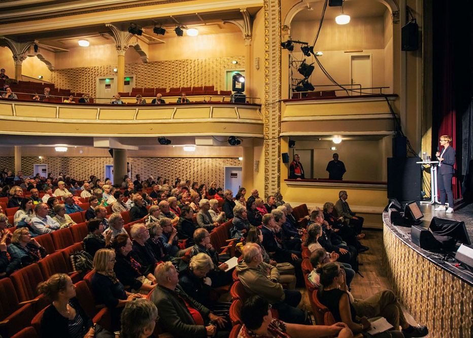 Während der Redebeiträge und Diskussion der Teilnehmenden des Suizidpräventionspodiums haben die „Anwältinnen des Publikums“ Karin Gollan, Leiterin der Fachstelle Ethik der Malteser und Marie-Sophie Seng, Verbandsreferentin Gemeinschaft gestalten im christlichen Netzwerk ND aus Köln, Fragen entgegengenommen und den Podiumsteilnehmenden gestellt. 