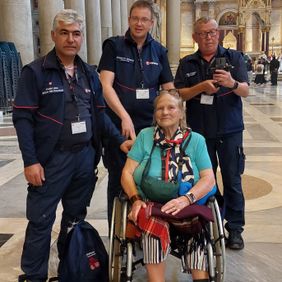 Betreuende zusammen mit einer Pilgerin