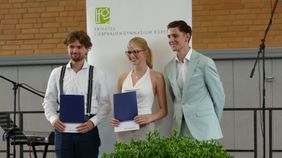 v.l.n.r.: Abiturient Valentin Westrup und Abiturientin Rosalie Henneken werden von Janik Bartels von der Volksbank Büren-Salzkotten für ihr Engagement mit dem "Social Award" geehrt