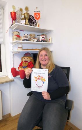 Diözesanjugendreferentin Anna Hoffmann und das Maskottchen der Malteser Jugend, Ritter Malte (links daneben), freuen sich schon auf viele Kids aus Aidenbach und Umgebung, die sich in der Malteser Jugend engagieren und dort auch Spaß haben wollen. 