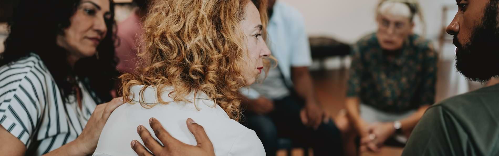 Menschen sitzen im Kreis in einer Trauergruppe
