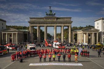 Rettungsdienste versammeln sich vor dem Brandenburger Tor. Foto: Lux