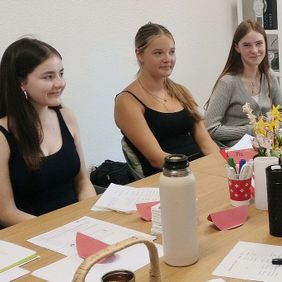 Schülerinnen mit den Maltesern im Gespräch