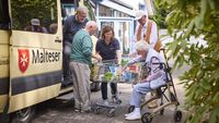Eine Frau hilft ehrenamtlich. Sie kauft für alte Menschen ein.