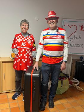 Herr Küster undeine Dame aus dem Team sind mit dem Erinnerungskoffer. (Foto: Malteser Bingen)