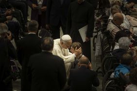 Papst Leo XIV. und ein Pilger im innigen Gespräch. Foto: Lux 