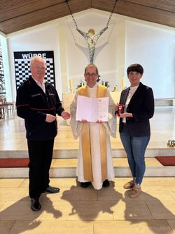 Ulrich Mathey verleiht die Ukrainemedaille