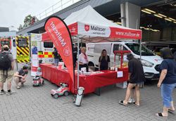 Neusser Malteser mit Infoangeboten und Popcorn beim Tag der offenen Tür der Freiwilligen Feuerwehr in Kaarst-Büttgen