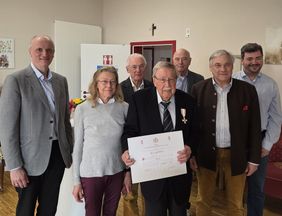 Gruppenfoto der Malteser mit dem ausgezeichneten Mediziner 