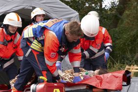 Auch unsere hoch technisierte Gesellschaft bleibt von Katastrophen und Notfällen nicht verschont. Da ist die Hilfe kompetenter Freiwilliger gefragt. Die Malteser bereiten sie umfassend und qualifiziert auf ihre Aufgabe als Sanitäterinnen und Sanitäter, Betreuerinnen und Betreuer, Verpflegungshelferinnen und Helfer oder Fernmelderinnen und Fernmelder im Katastrophenschutz vor. 