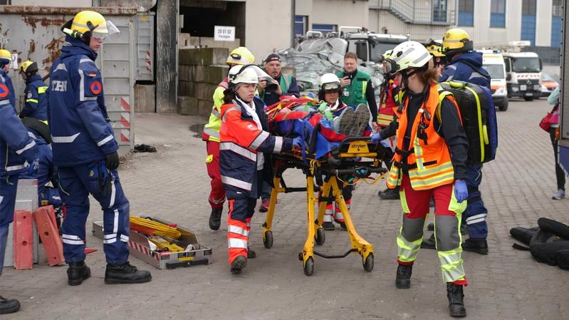 Rettungskräfte bei einer Evakuierung von Verletzten.