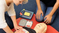 Malteser Erste Hilfe Kurs - Defibrillator (Foto: Martin Klindtworth/Malteser)