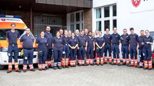 Gruppenbild der ehrenamtlichen Einsatzkräfte der Einsatzeinheit Bottrop vor der Dienststelle