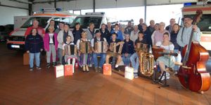 Die Teilnehmer am Helferfest mit der Freindal-Musi und Kathi Gruber (sitzend 2.v.l.), dem Kochteam Klaus Jetzinger (2.v.l.) und Tobias Haidl (r. daneben) sowie Referentin Soziales Ehrenamt Rosmarie Friedsam (l.) und ihrer Assistentin Diana Kreuzer (2.v.r.).