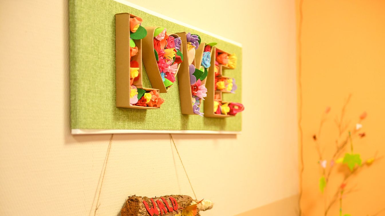 Bunte Deko an der Wand der Pflegeeinrichtung der Jungen Pflege