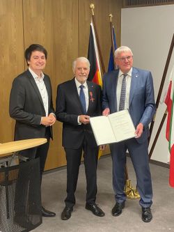 Hennefs Bürgermeister Mario Dahm (links) und Landrat Sebastian Schuster (rechts) freuen sich mit Helmut Klein über dessen Erhalt des Bundesverdienstordens für mehr als 60 Jahre ehrenamtlichen Engagements.