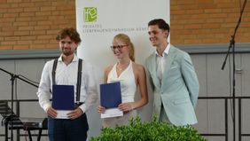 v.l.n.r.: Abiturient Valentin Westrup und Abiturientin Rosalie Henneken werden von Janik Bartels von der Volksbank Büren-Salzkotten für ihr Engagement mit dem "Social Award" geehrt
