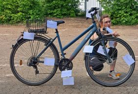Fahrradvokabeln wurden mit kleinen Klebezetteln am Rad gelernt. Fotos: Malteser Köln