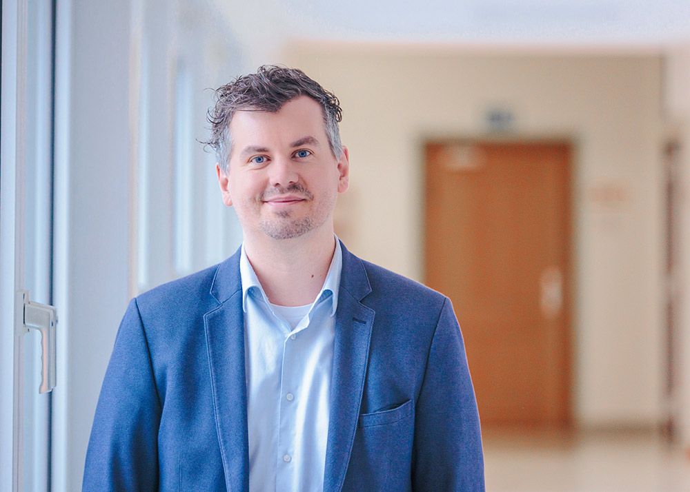 Dennis Gehlen ist gelernter Biologe und Sozialwissenschaftler. Ein Kollege sprach ihn an, er sei doch jung und könne "bestimmt auch Computer." Er besuchte Informatikkurse und sagt heute "es war Liebe auf den ersten Blick."