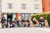 Einsatzbereit: Das Team des Malteser Besuchs- und Begleitungsdienstes mit Hund. Sieben ehrenamtliche Helferinnen und ihre Hunde. Rechts im Bild Tanja Fäller mit Hund Marley. Foto: Jan Fäller