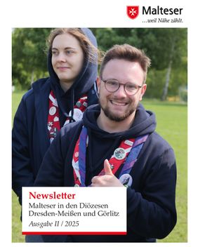 Das Titelbild des aktuellen Newsletters ist zu sehen. Zwei Personen sind auf dem Bild zu erkennen, davon schaut der mittig stehende junge Mann lächelnd in die Kamera und zeigt einen Daumen nach oben.