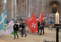 Einzug der Malteser Bannerabordnung im Speyerer Dom. © Bistum Speyer / Foto: Klaus Landry 
