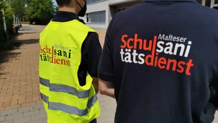 Schüler:innen mit Schulsanitätsdienst Polo-Shirt und Warnweste des Malteser Schulsanitätsdienstes