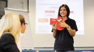 Frau in Malteserkleidung während einer Unterrichtseinheit