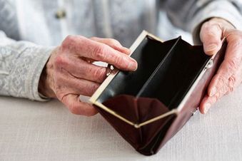 Eine leere Geldbörse einer älteren Frau