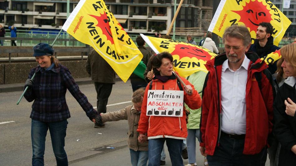 Menschen auf einer Anti-Atomkraft-Demonstration.