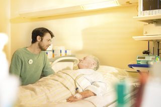 Pflegepersonal am Bett einer Patientin