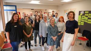 Das Gruppenbild zeigt die Präventionsbeauftragte mit 15 Teilnehmenden der Multiplikatorenschulung in einem Seminarraum.