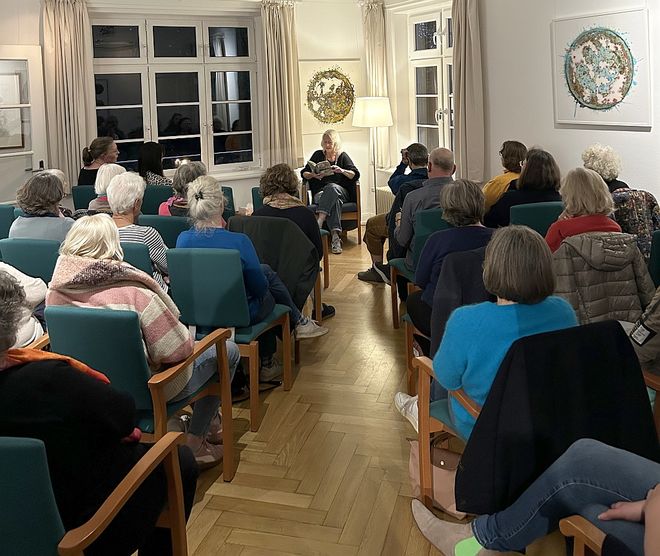 Die Autorin Susann Pásztor las im Rahmen der Hamburger Hopsizwoche aus ihrem Roman "Von hier aus weiter". 