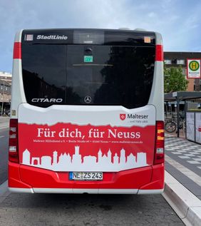 Die Malteser-Busse sind ein echter Hingucker auf den Neusser Straßen und werben für den beliebten Malteser Hausnotruf