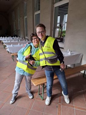 96 Gäste beim Wohlfühlmorgen-Frühstück im Kreuzgang von St. Maria im Kapitol