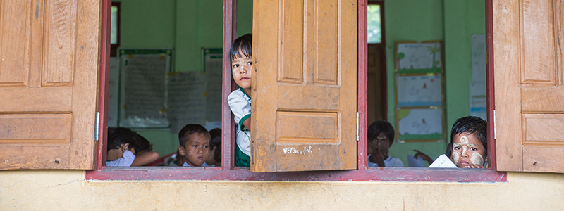 Kinder gucken aus ihrer Schule in Haiti