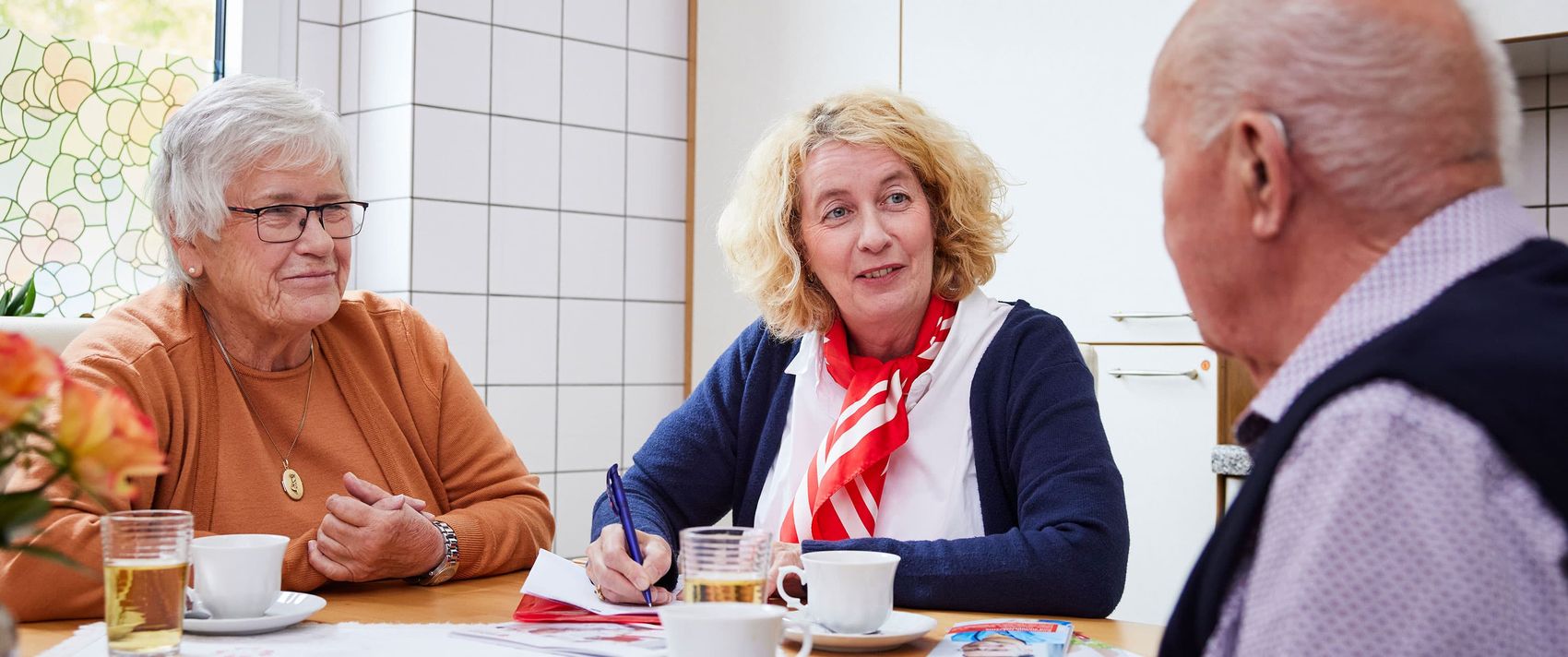 Mitarbeiterin der Malteser berät Angehörige.