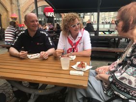 Malteser-Herzenswunschfahrt zum Currywurst-Essen.