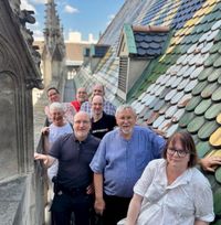 Gemeinsames Gruppenfoto der Reisenden auf dem Stephansdom.