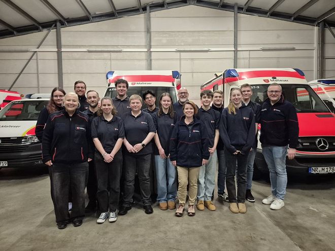 Gruppenbild von Dozenten und Teilnehmenden der Malteser Grundausbildung in Neuwied