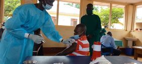 Die Malteser helfen dabei, dass mehr Menschen in der DR Kongo geimpft werden. Foto: Malteser INternational